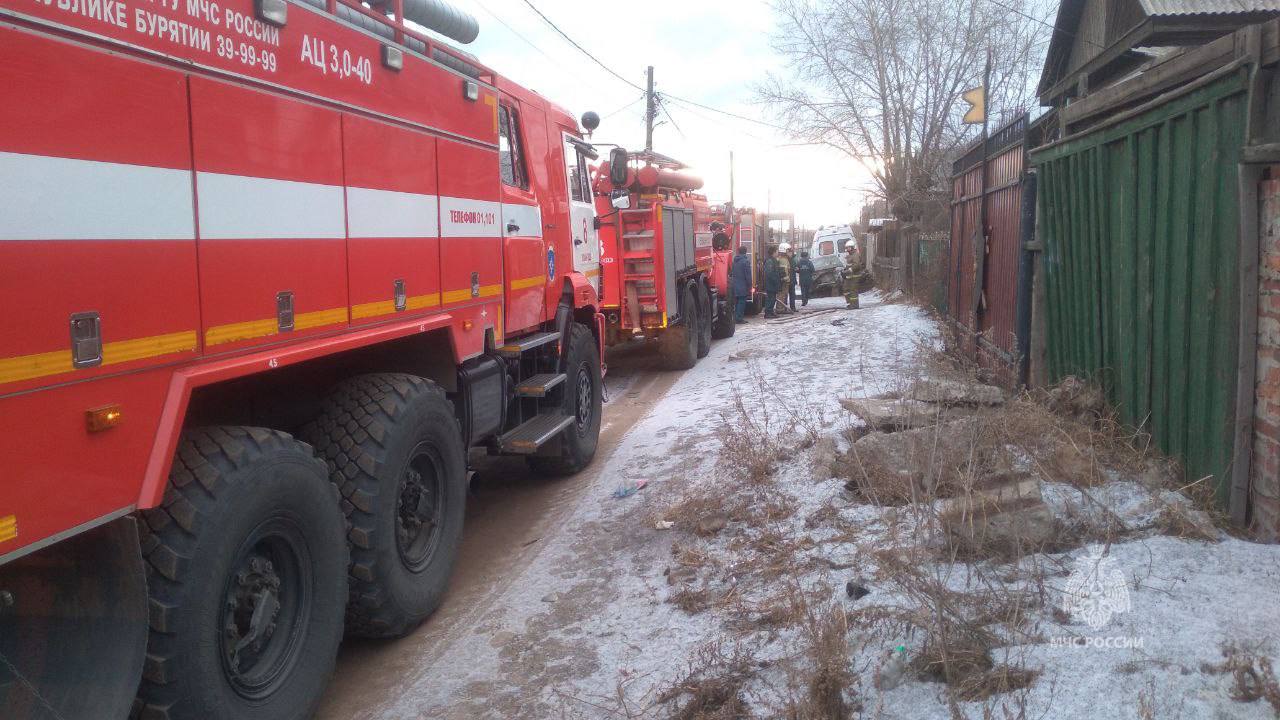 Фото В Улан-Удэ пожарные нашли в сгоревшем доме труп