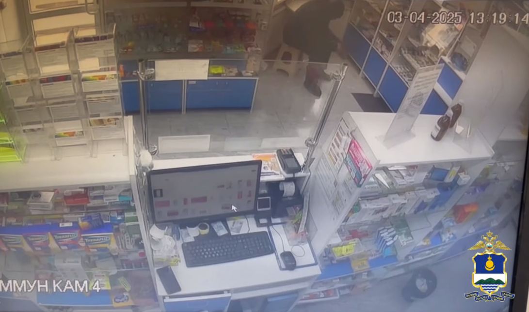 Фото В Улан-Удэ полиция задержала бомжа за кражу рабочего телефона из аптеки