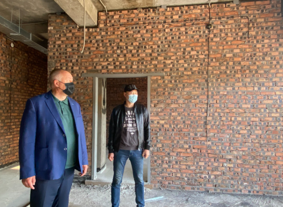 Фото Евгений Луковников удивился отсутствию рабочих на строительстве поликлиники в Бурятии