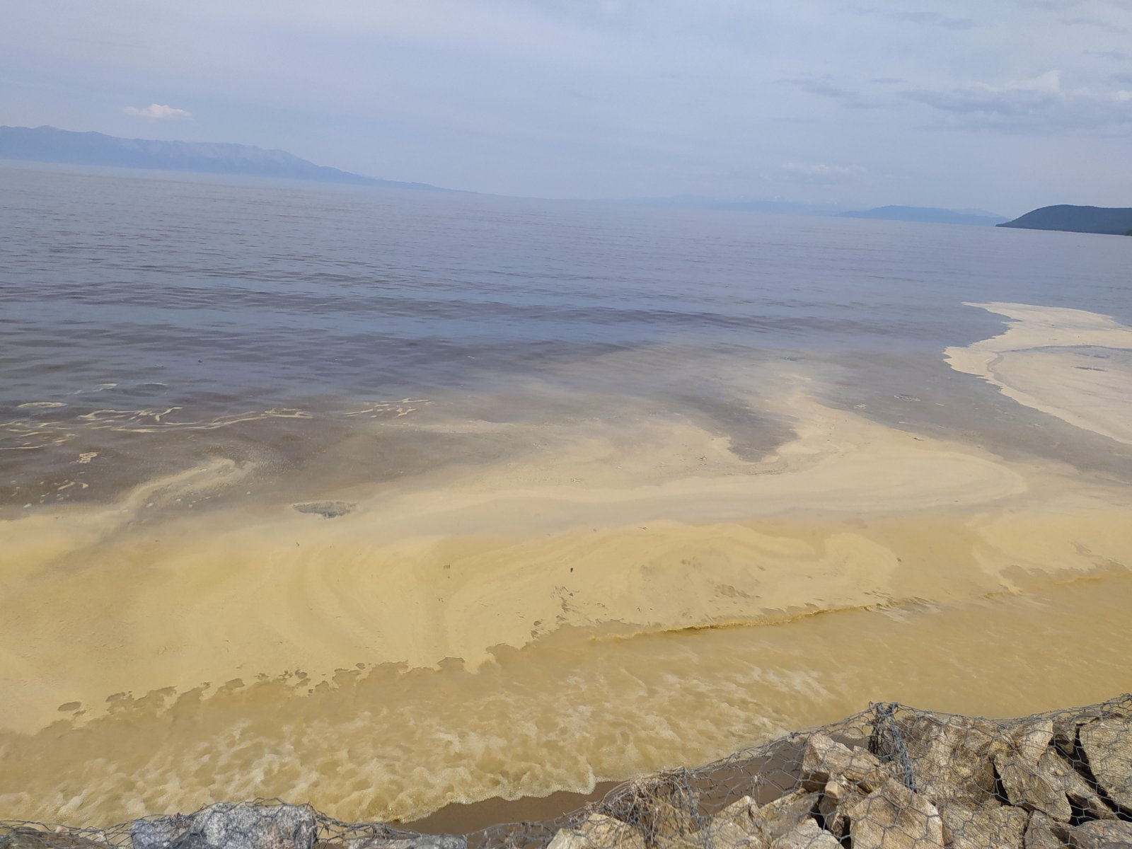 Фото Вода в Байкале в Бурятии покрылась желтым налётом