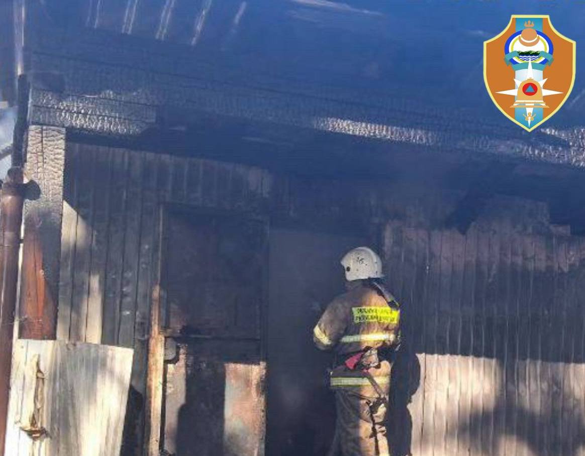 Фото В бурятском поселке Аршан огонь повредил баню, летнюю кухню и гараж 