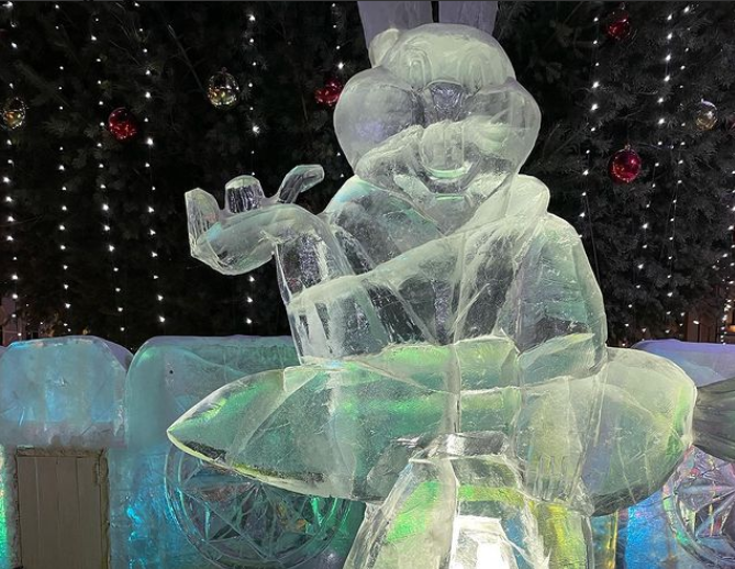 Фото «Дикий Улан-Удэ»: ледовые скульптуры страдают от рук вандалов (ФОТО, 16+)