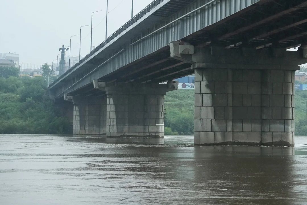 Фото В Улан-Удэ уровень воды в реке Селенга вновь стал подниматься