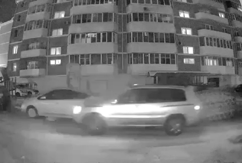 Фото В Улан-Удэ неадекватный водитель снес машины на парковке во дворе дома