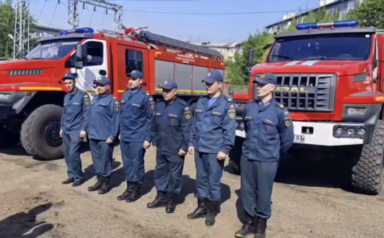 Фото Из Улан-Удэ - в Багдарин: спасатели отправились защищать бурятское село от пожара 