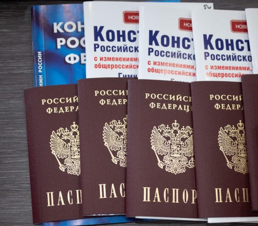 Фото В Бурятии жителям ЛНР и ДНР торжественно вручили паспорта граждан РФ