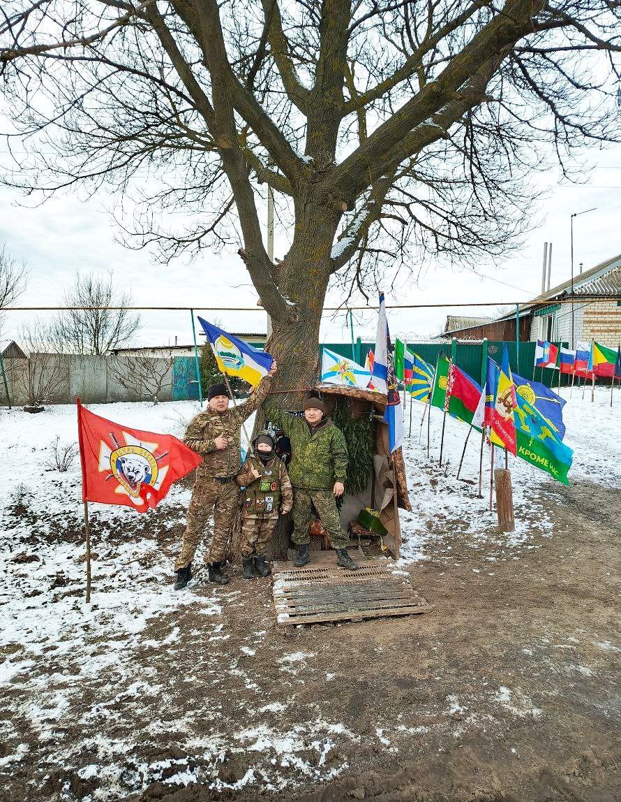 Фото Бурятские бойцы передали курскому мальчику национальный флаг