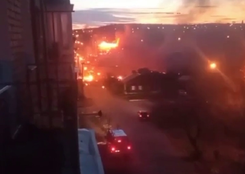 Фото В Иркутске на жилой дом упал самолет