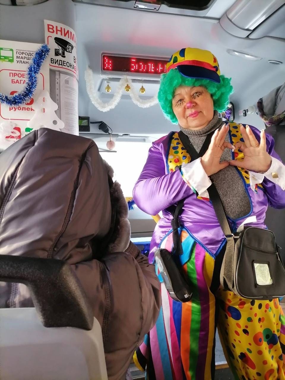 Фото Кондуктор автобуса в Улан-Удэ порадовала горожан новогодним костюмом