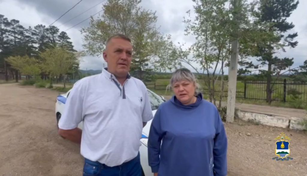 Фото Рискуя жизнью, полицейский выкатил машину из огня в Улан-Удэ