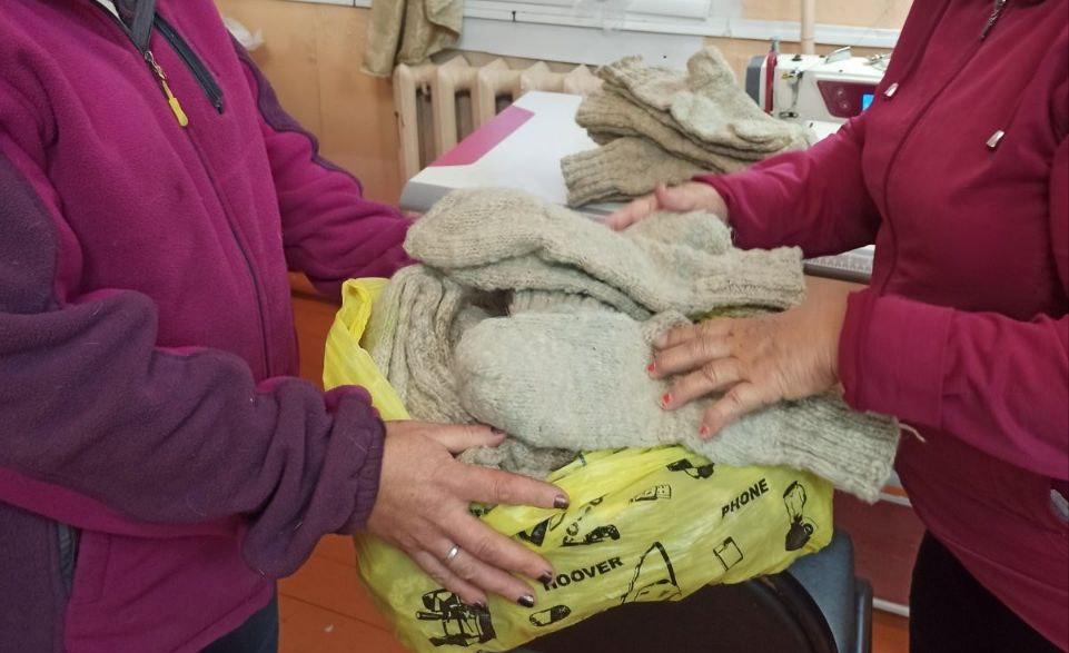 Фото В Бурятии незрячая женщина связала 17 пар носков для бойцов