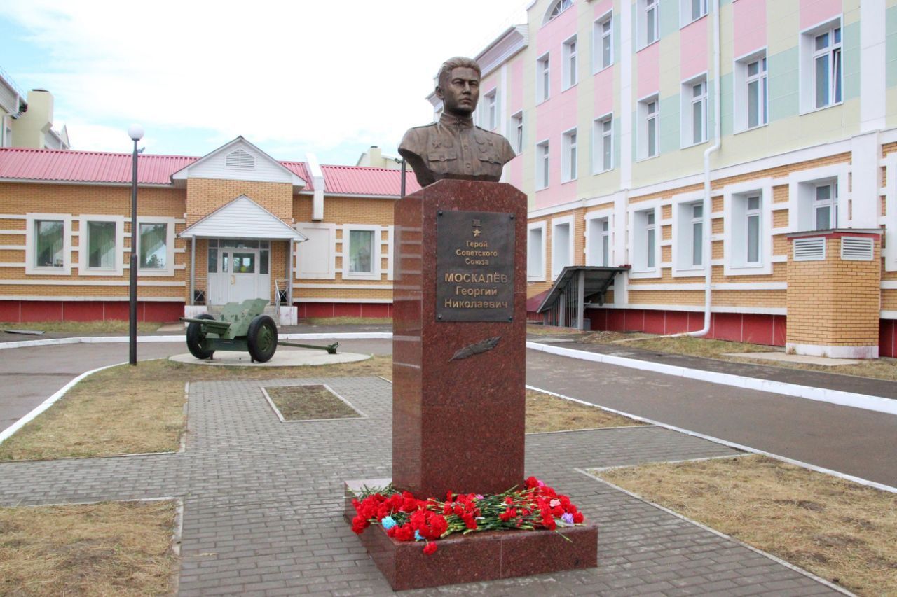 Фото Сотрудники Национального музея Бурятии возложили цветы к бюсту Героя СССР Георгия Москалева