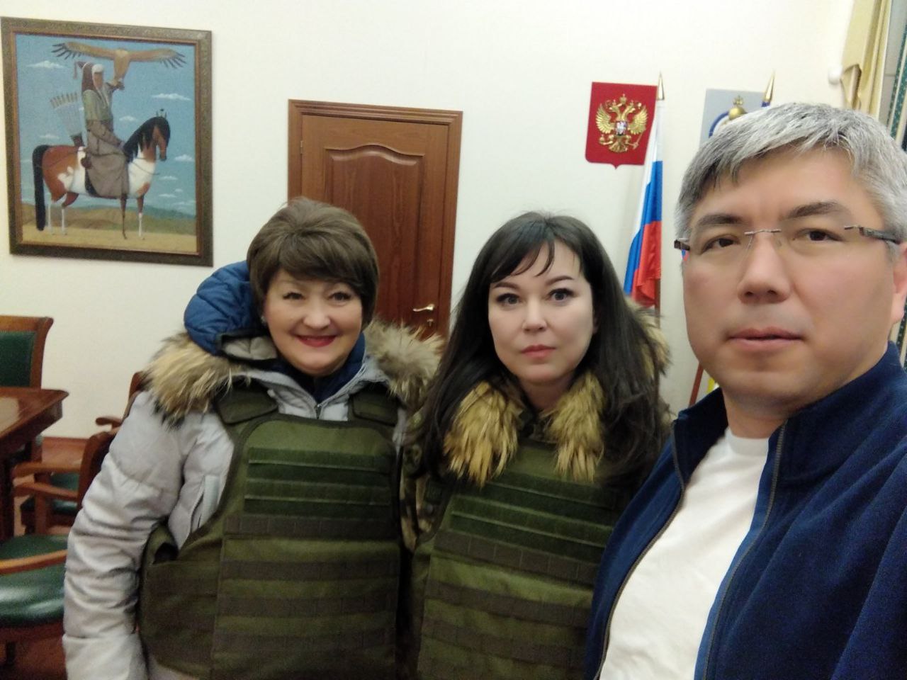 Фото В Москве Алексей Цыденов надел на волонтеров Бурятии бронежилеты 