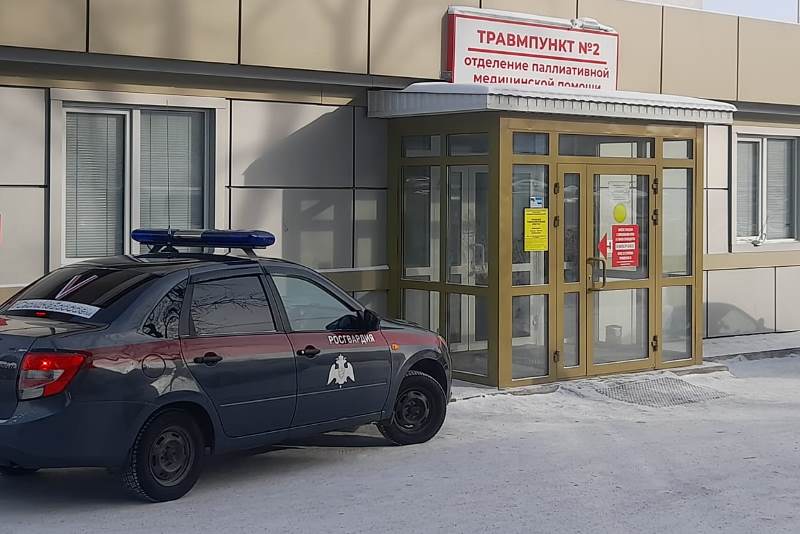 Фото Буйный улан-удэнец разбил стекло в травмпункте