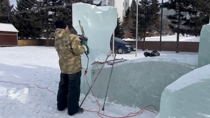 Фото Житель Улан-Удэ решил установить ледовую скульптуру на площади Советов за свой счет