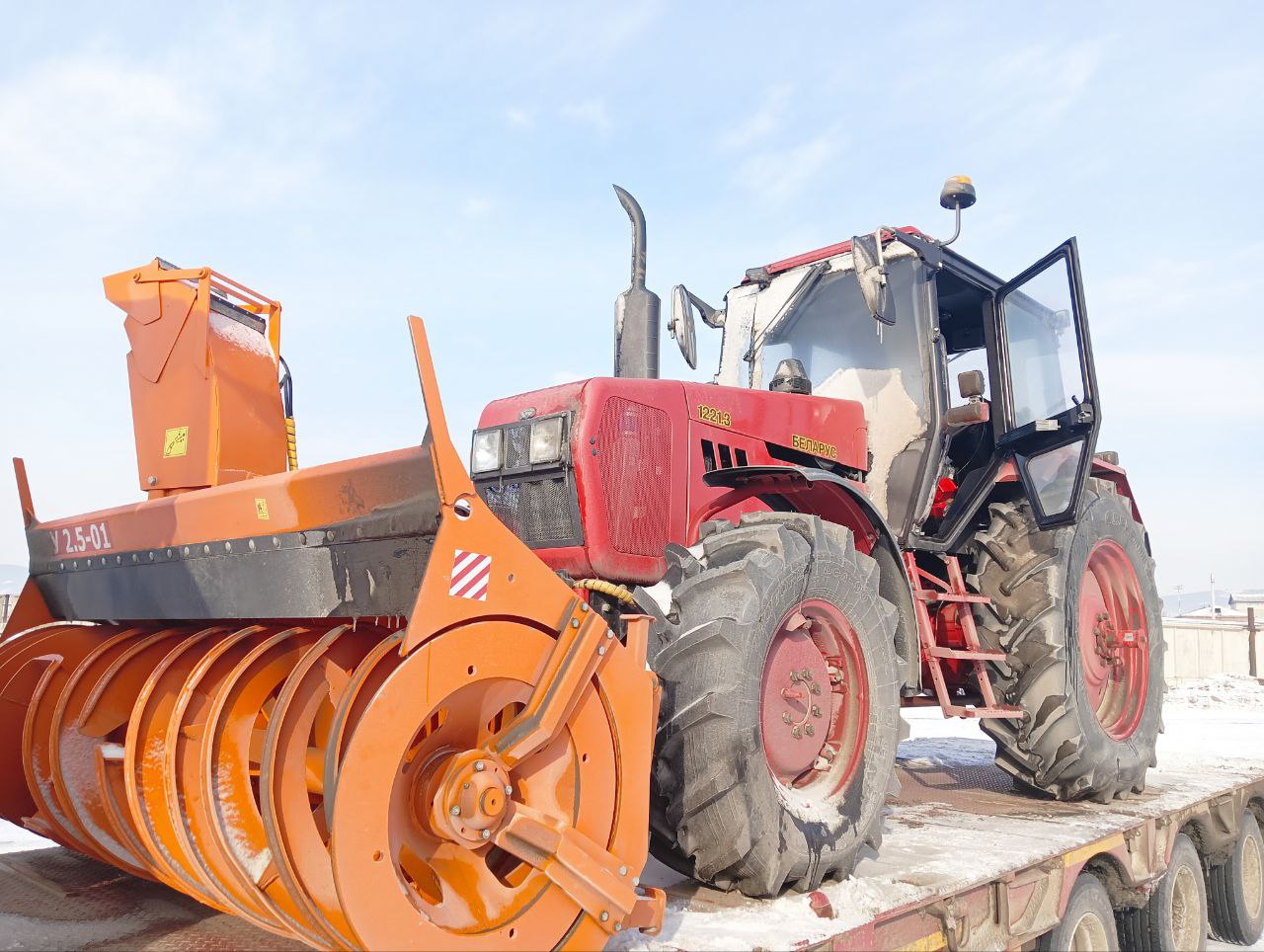 Фото Аэропорт «Байкал» получил мощный трактор «Беларус» для чистки снега