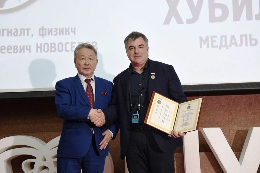 Фото Российский и британский ученый получил высшую награду Академии Наук Монголии