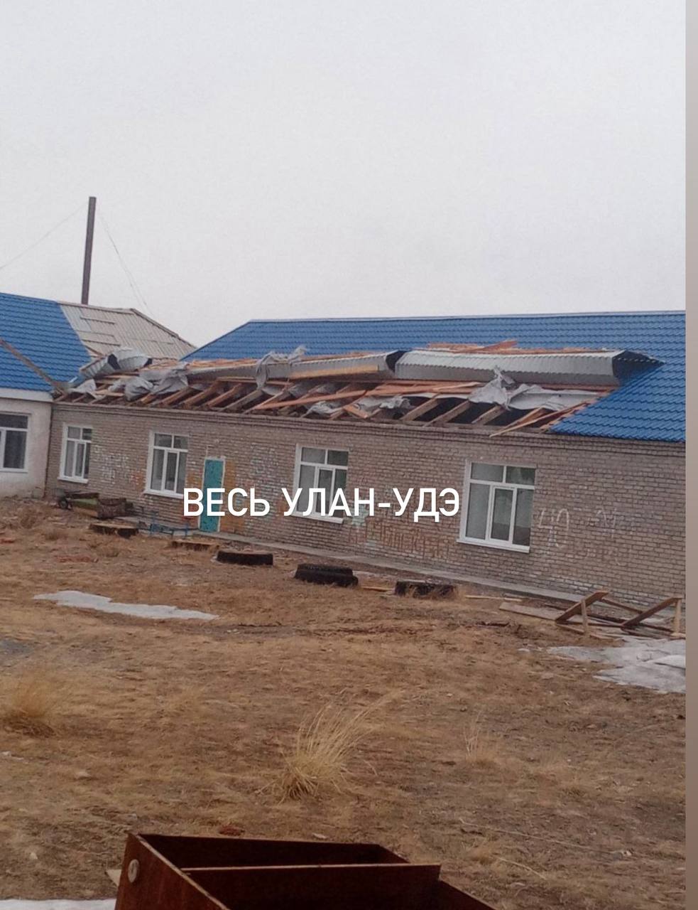 Фото В Бурятии ветер снес крышу со здания одной из школ 