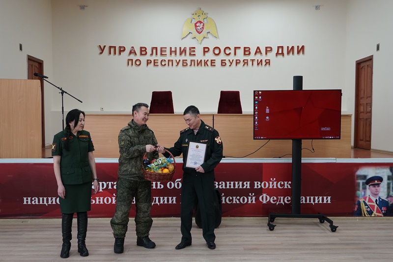 Фото Росгвардеец выступил в госпитале Бурятии