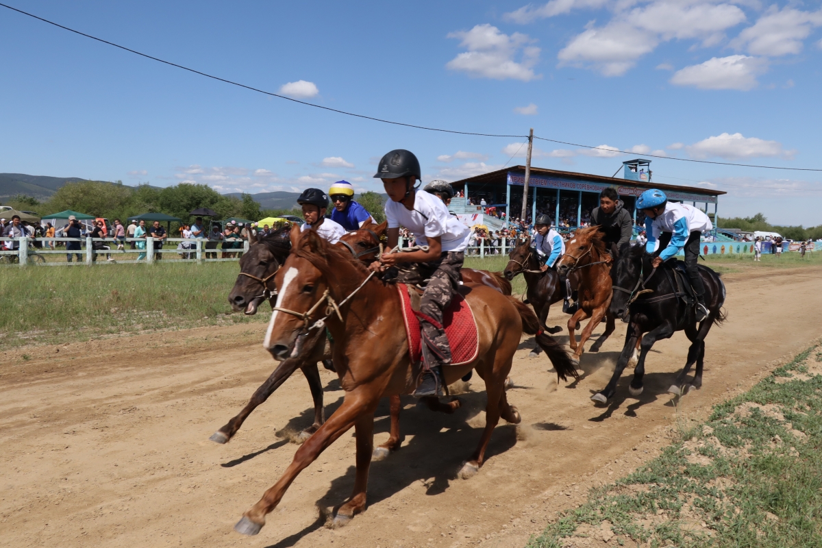 Фото Конные скачки в бурятский праздник «Наадан-Сурхарбаан» пройдут в новом месте