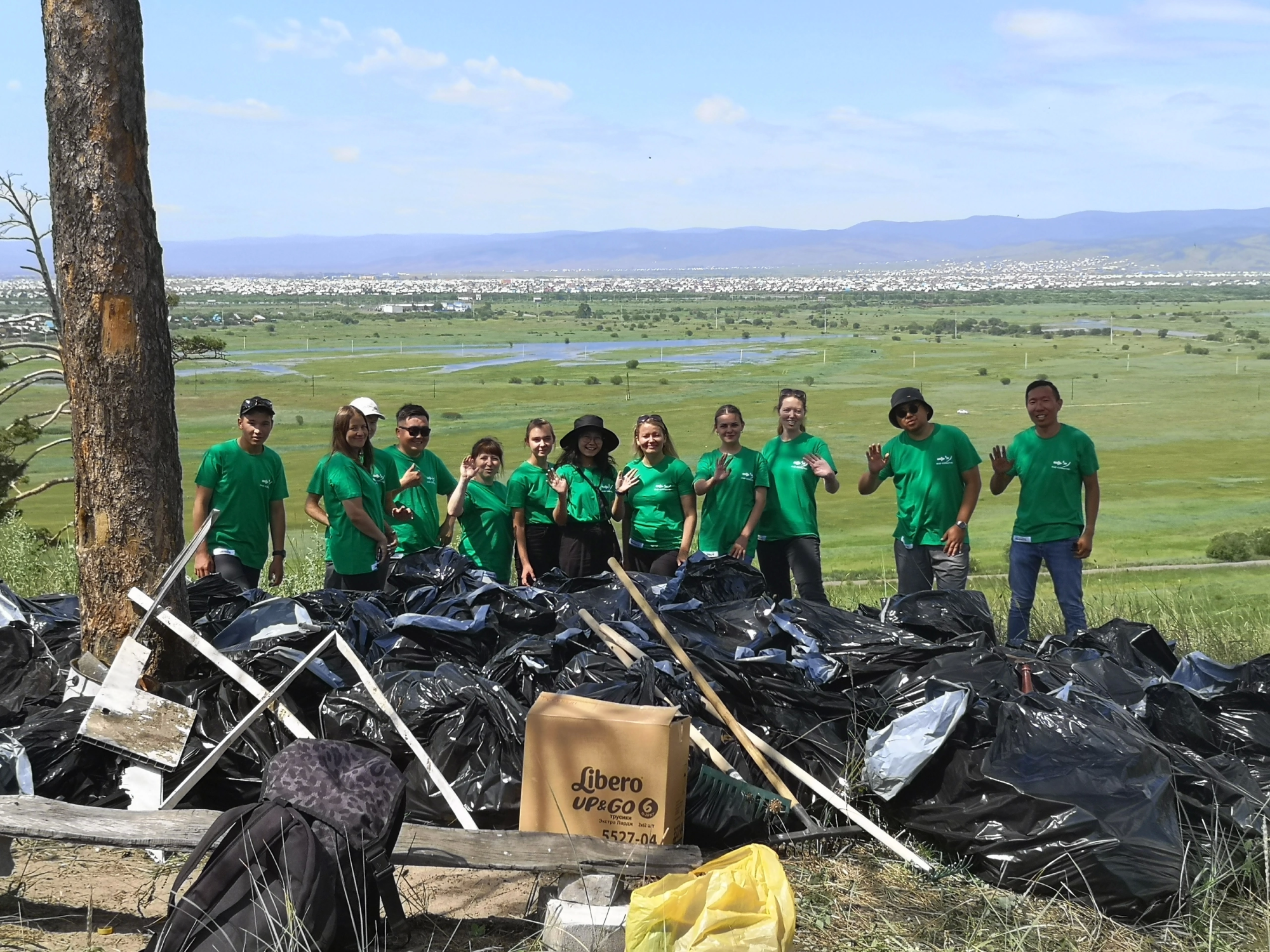 Фото Местные жители в Бурятии благословили экоактивистов на уборку мусора