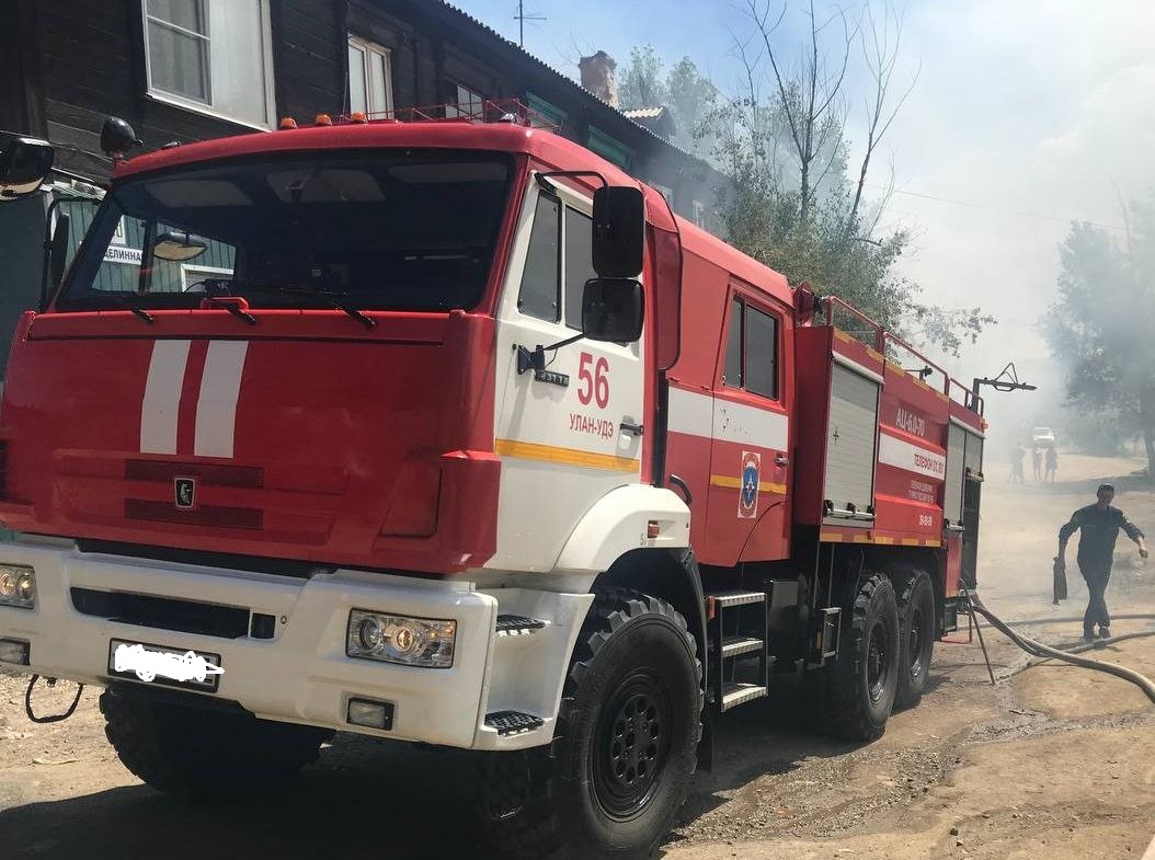 Фото В Улан-Удэ пожарным удалось отстоять двухэтажный дом