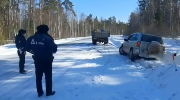 Фото В Бурятии сотрудники ДПС помогли автолюбителю выбраться из снежной ловушки