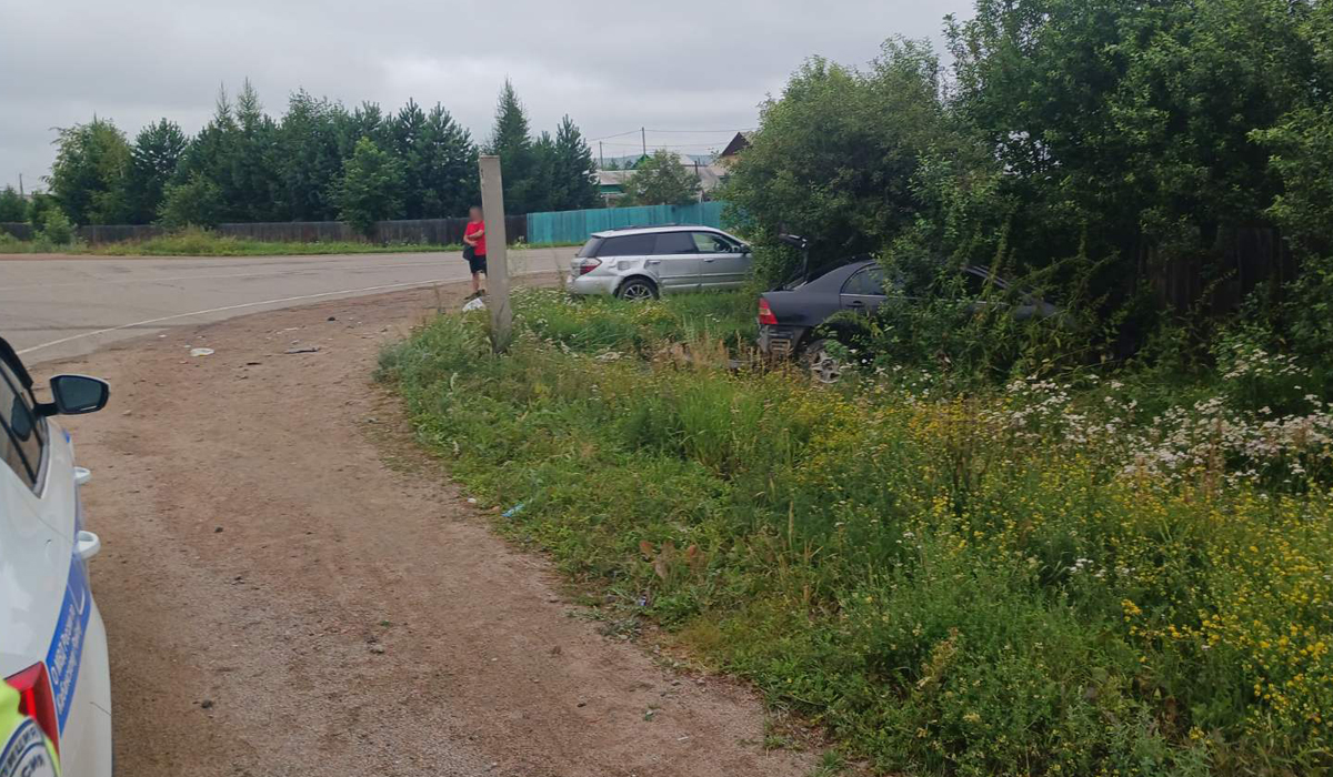 Фото В Бурятии столкнулись два автомобиля и улетели в кювет