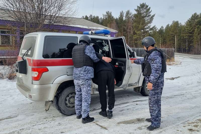 Фото По Муйскому району Бурятии разгуливал мужчина с наркотиками в штанах