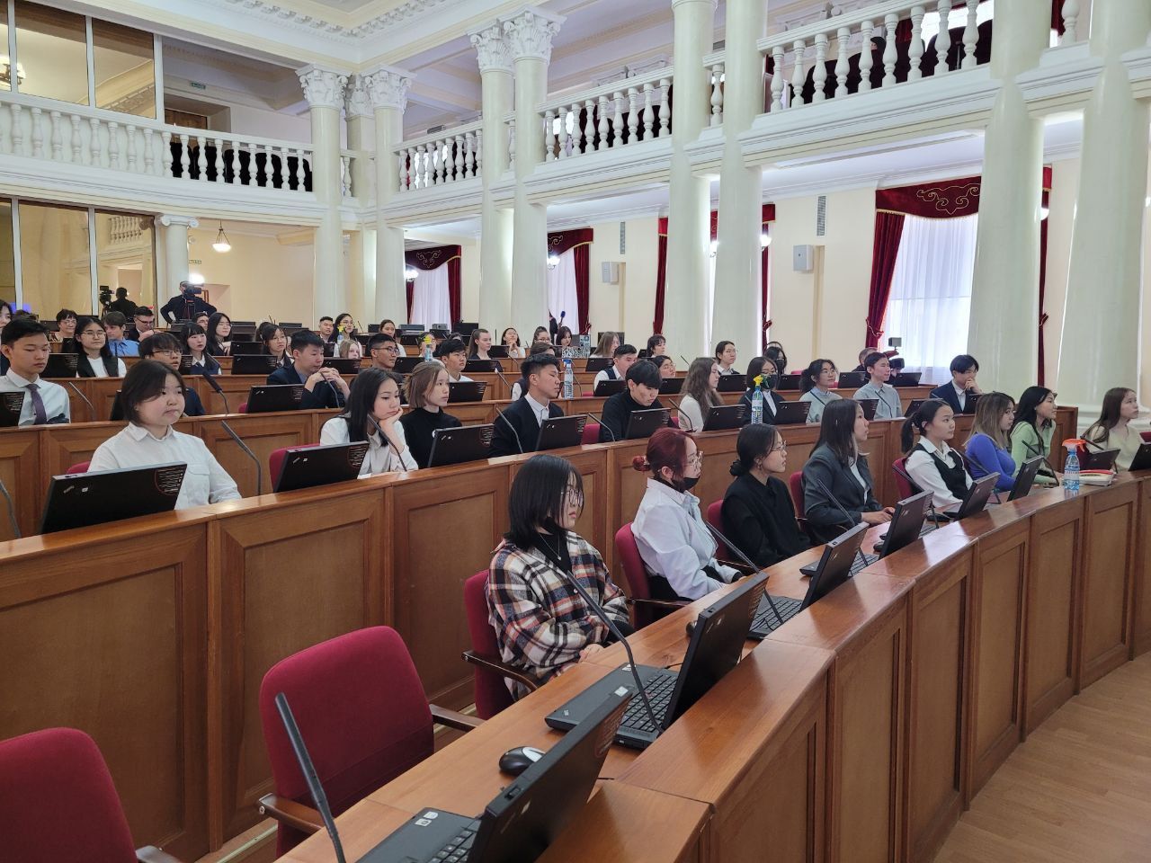 Фото Улан-удэнские школьники примерили на себя роль депутатов (ФОТО)