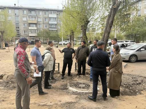Фото На округе № 25 контролируют ход работ по благоустройству двора на Жердева, 132