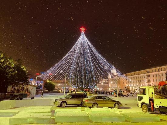 Фото Улан-удэнская ёлка обогнала московскую на полметра