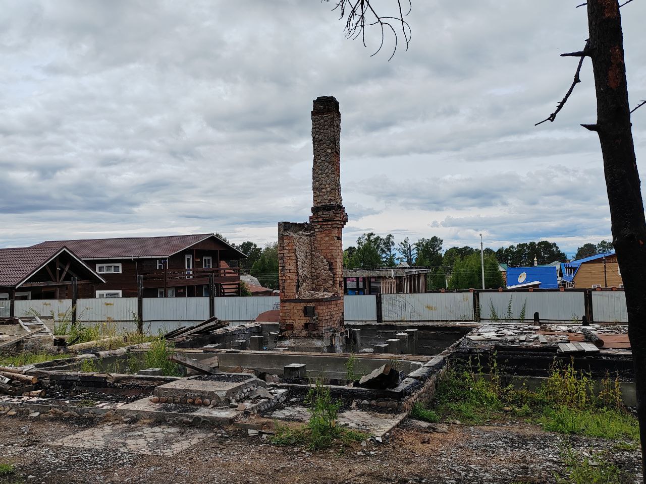 Фото От четырех домов в Старом Энхалуке Бурятии остались одни печные трубы 