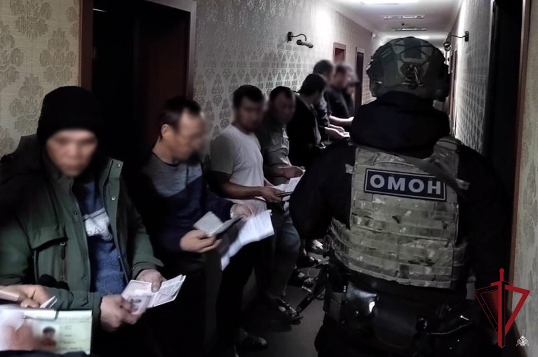 Фото В Улан-Удэ силовики прошерстили рынки, стройки с мигрантами