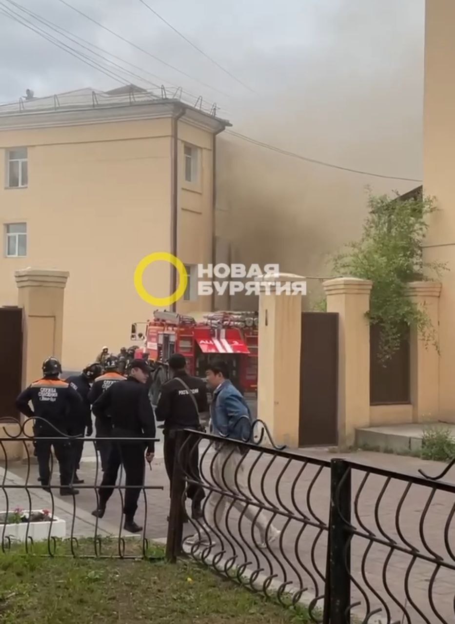 Фото В центре Улан-Удэ произошло возгорание здания