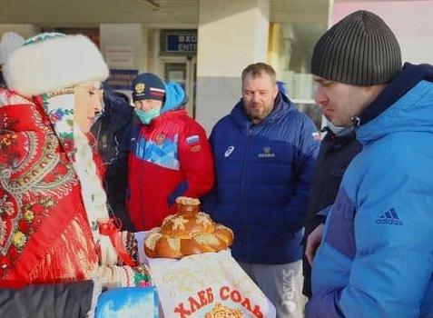 Фото В Улан-Удэ с хлебом и солью встретили участников чемпионата по вольной борьбе
