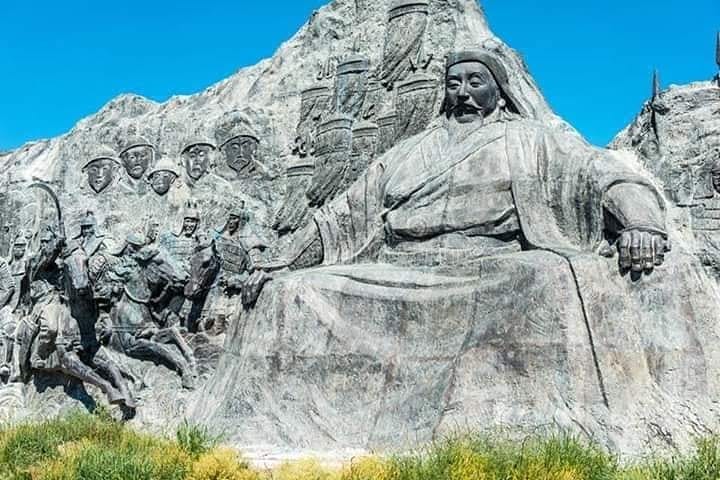 Фото Статуя Хубилая, внука Чингисхана.