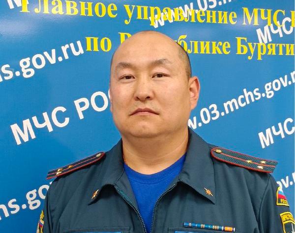 Фото Пожарный Бурятии рассказал о спасении людей из горящего дома