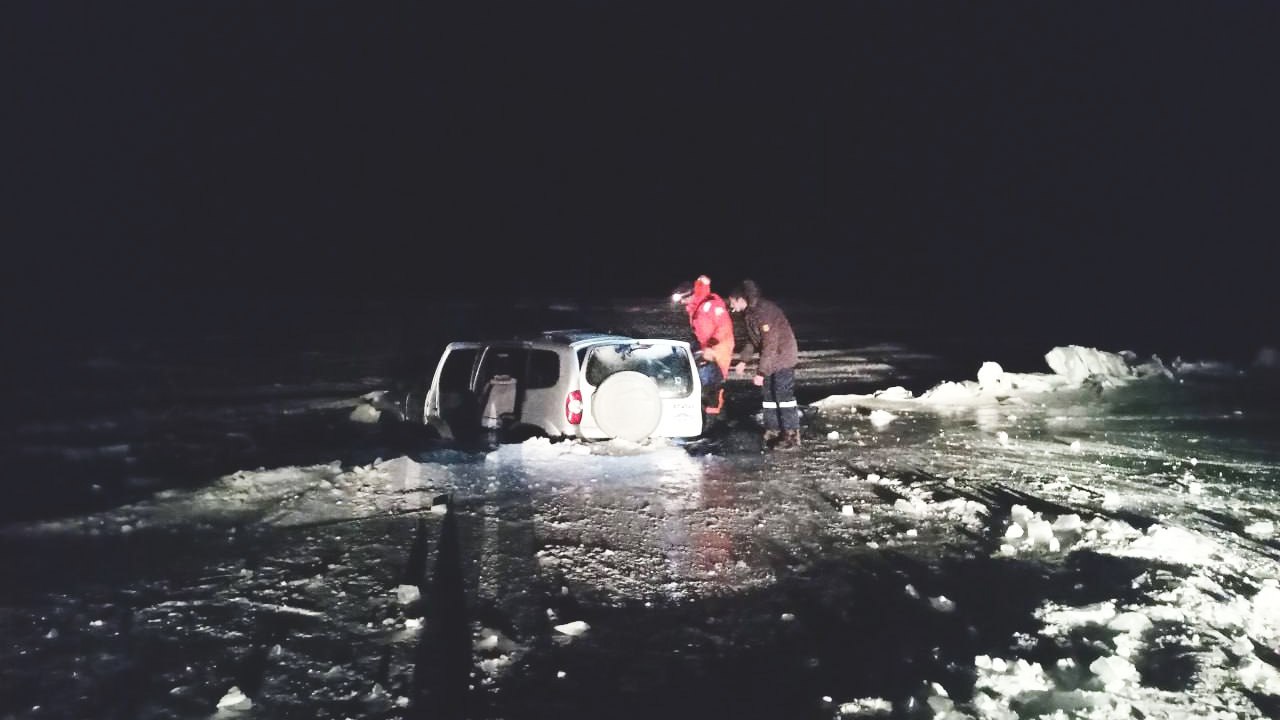 Фото В Бурятии на притоке реки Селенга под лед провалился автомобиль
