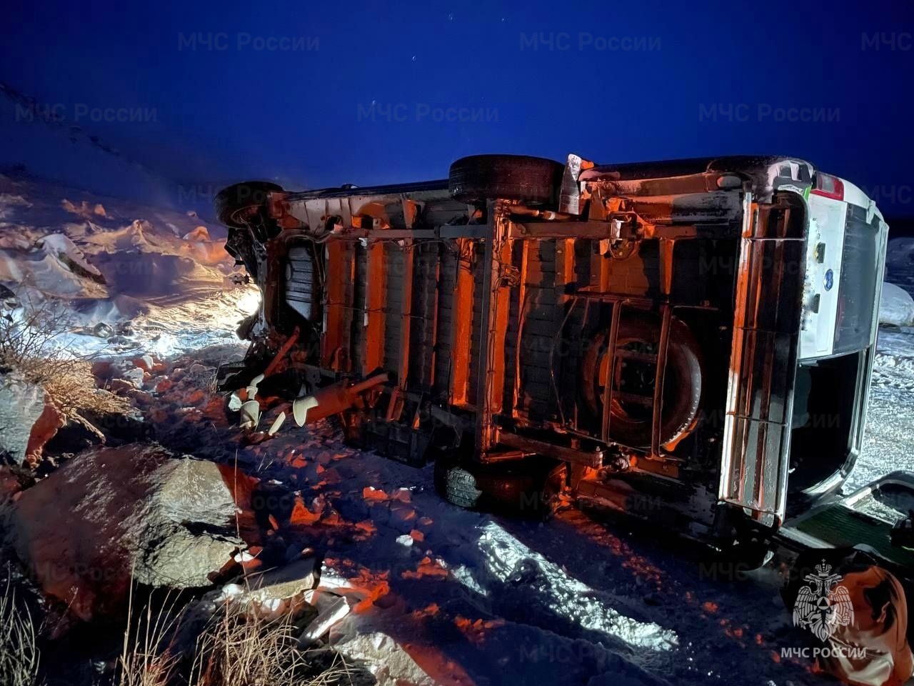 Фото В районе Бурятии на трассе перевернулась маршрутка с людьми