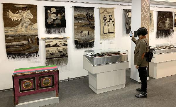 Фото В Улан-Удэ открыта выставка народных гобеленов (фото)