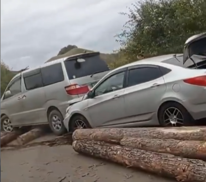 Фото На трассе в Бурятии груз из сломанного лесовоза рухнул на встречные машины