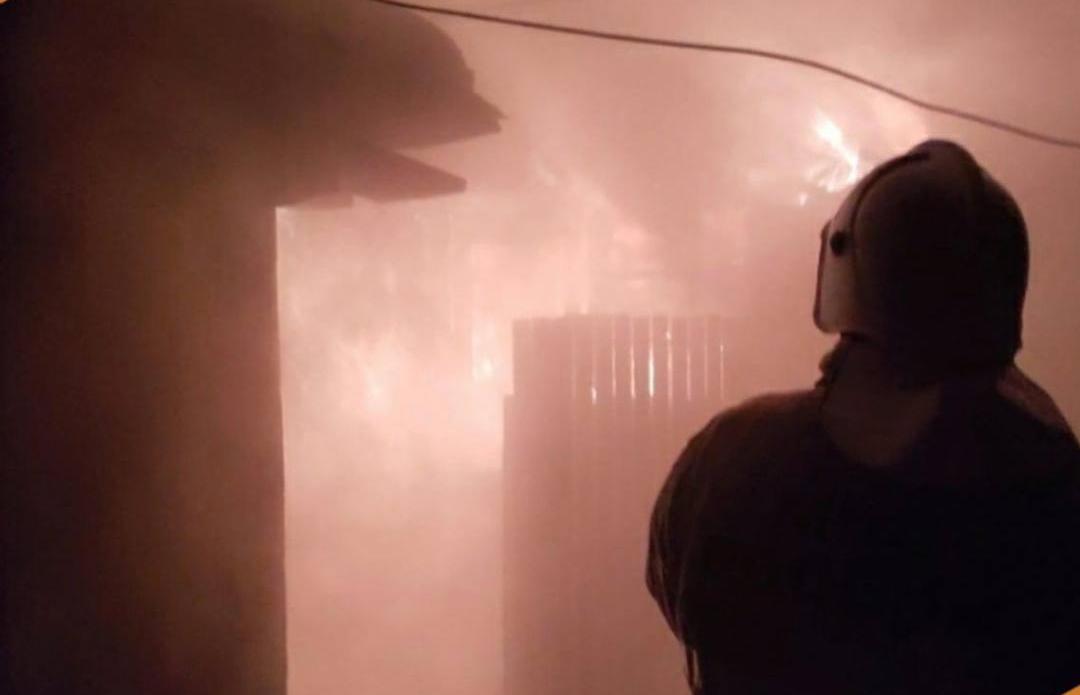 Фото В Бурятии тушили пожар на складе рядом с автомобильным боксом