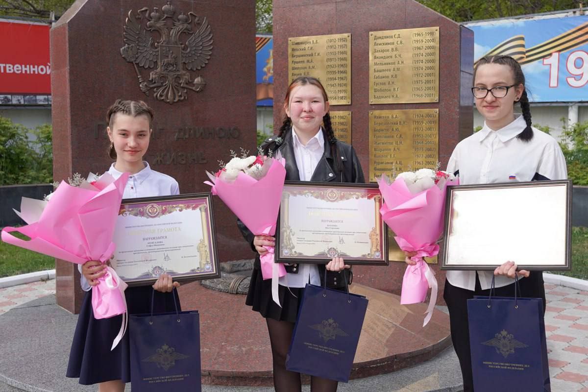 Фото В Москве наградили школьниц из Бурятии, которые выследили убийцу