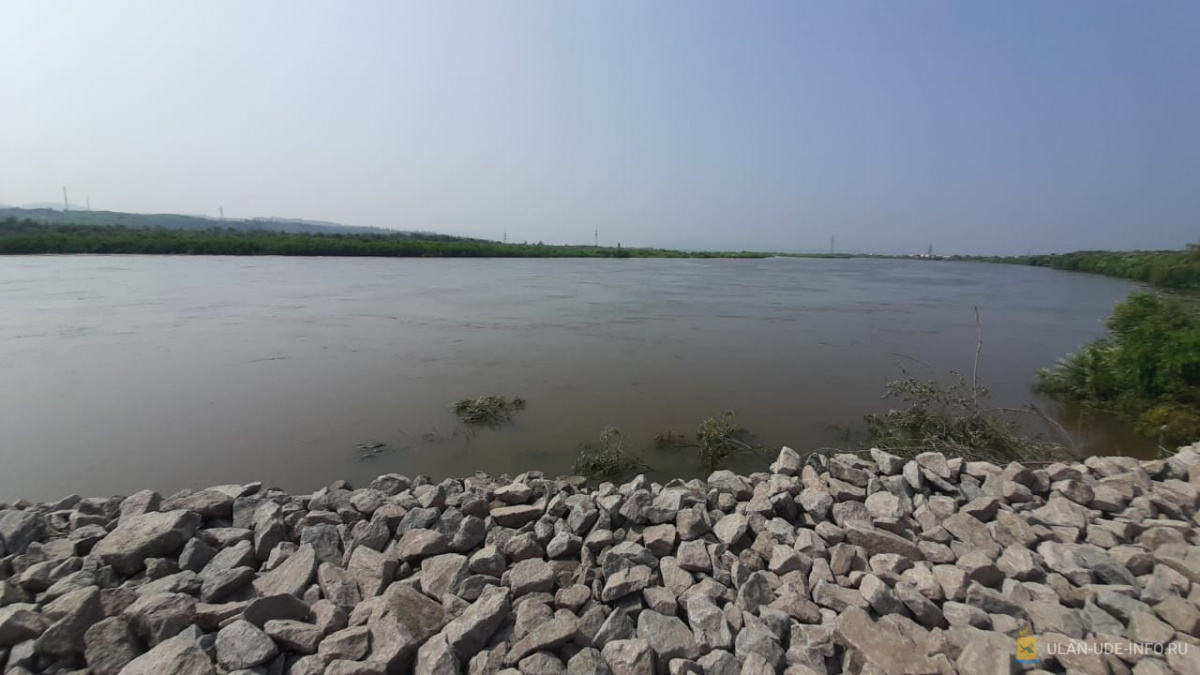 Фото Уровень воды в реке Селенга в Улан-Удэ за неделю спал на 41 см