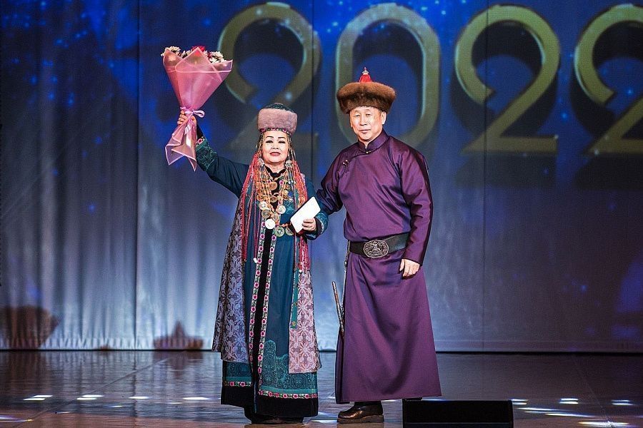 Фото Солистку театра «Байкал» наградили медалью «За заслуги перед бурятским народом» (ФОТО)