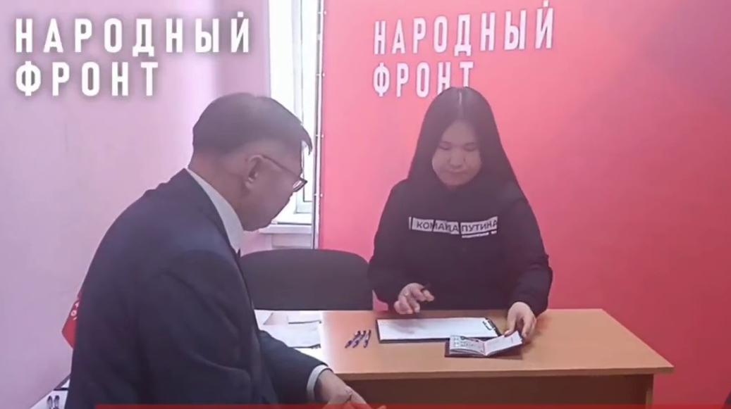 Фото В Улан-Удэ студенты и преподаватели вузов поддержали Владимира Путина подписями
