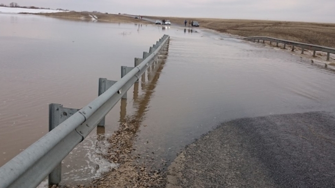 Фото В двух районах Бурятии из-за поднявшейся в реках воды подтопило дороги