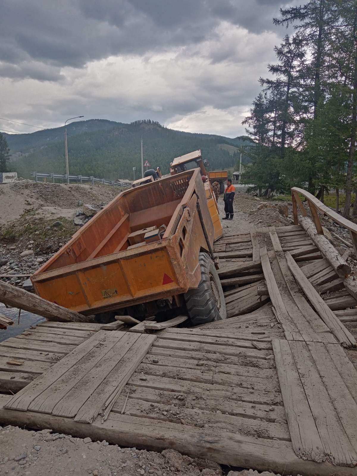 Фото В районе Бурятии деревянный мост рухнул под весом грузовика (ФОТО)