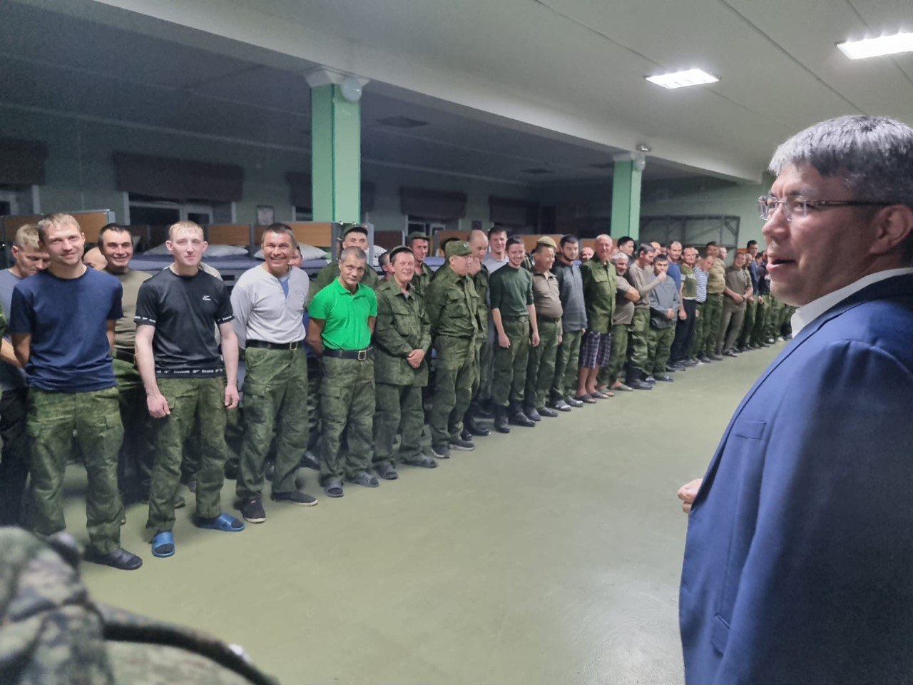 Фото Глава Бурятии посетил мобилизованных мужчин республики